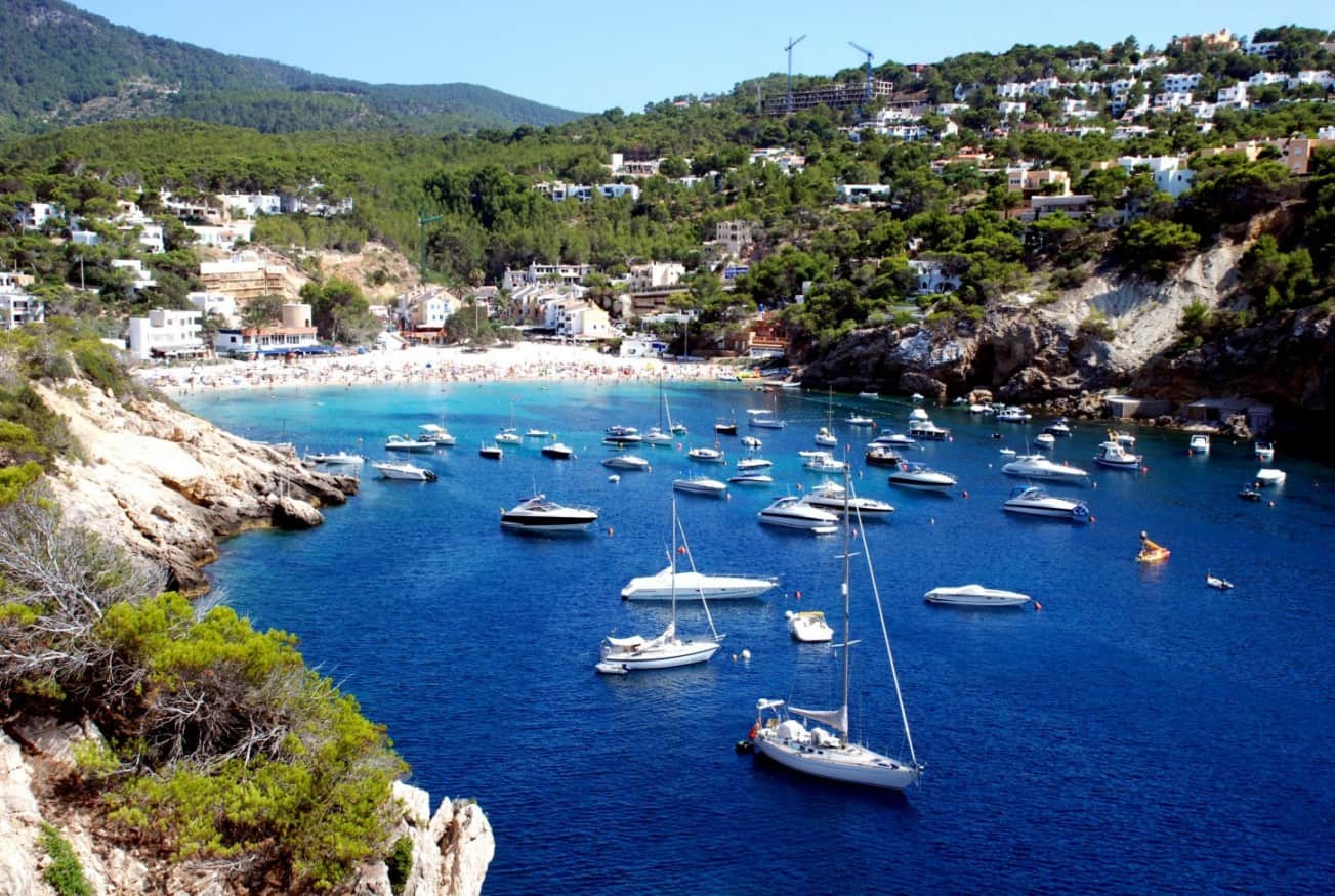 Disfruta del mar alquilando un barco en Ibiza