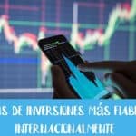 persona-invirtiendo-en-bolsa-a-traves-del-movil